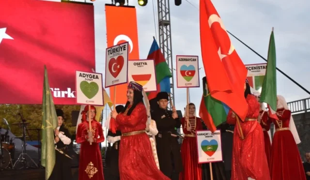 Rize'de düzenlenen Uluslararası Tulum ve Halk Dansları Festivali'nden genel bir görüntü