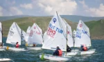 Karslı sporcular Çıldır Gölü'nde Optimist sınıfı yelken yarışlarında mücadele ediyor.