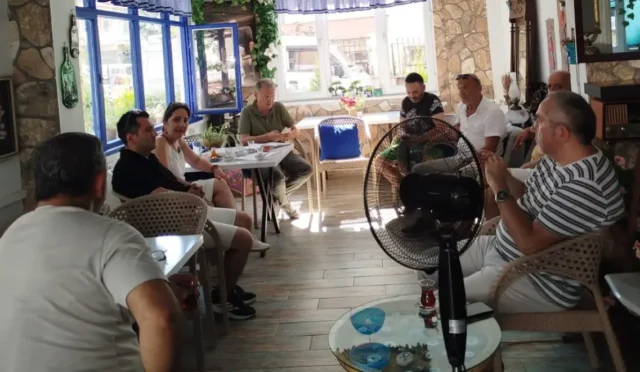 Giresun 26 Evler Mahallesi sakinleri, mahalle sorunlarını Giresun Kent Konseyi Başkanı Dr. İsmail Cem Feridunoğlu ile değerlendiriyor.