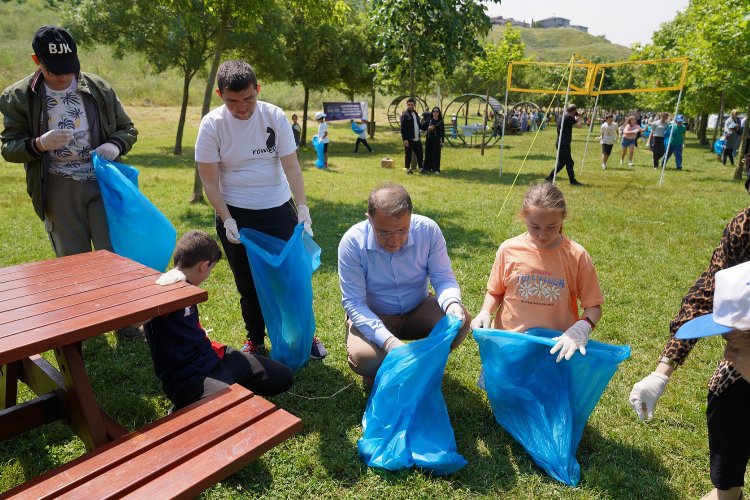 Beylikdüzü’nde çocuklar kıyıda sahil temizliği yaptı