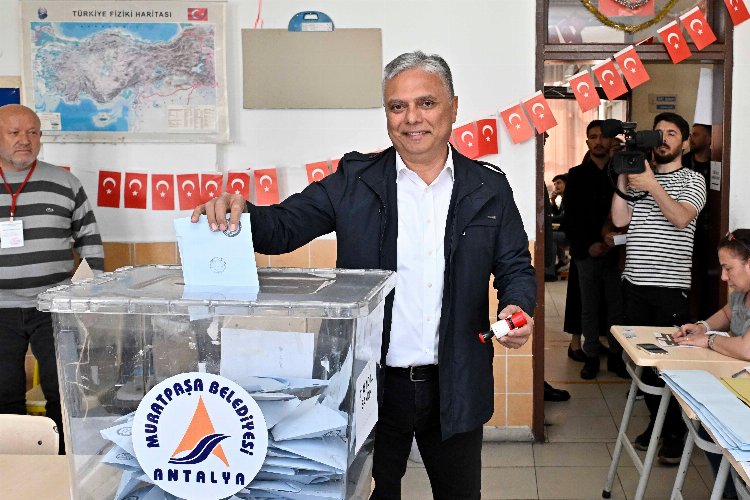 Antalya Muratpaşa’da Başkan Uysal oyunu kullandı