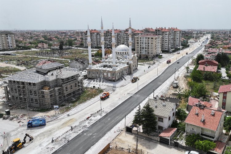 Başkan Altay: “Küçük Aymanas Caddesi’nde sıcak asfalt çalışmasına başladık”