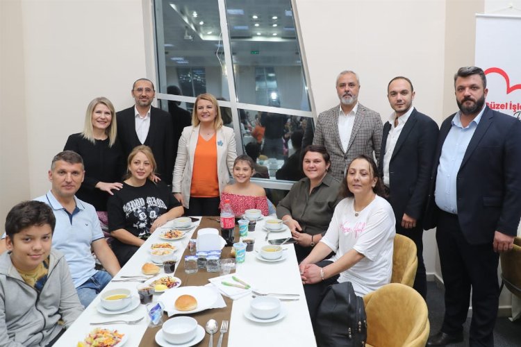 İzmit’te Ahilik Haftası dolayısıyla belediye kuaför esnafını buluşturdu