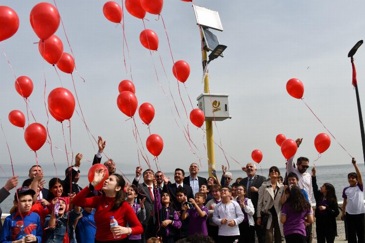 Mudanya’da otizm farkındalığı… Kırmızı balonlarla ışık yakıldı