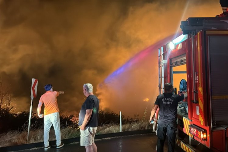 Manisa Akhisar’da korkutan yangın kontrol altında