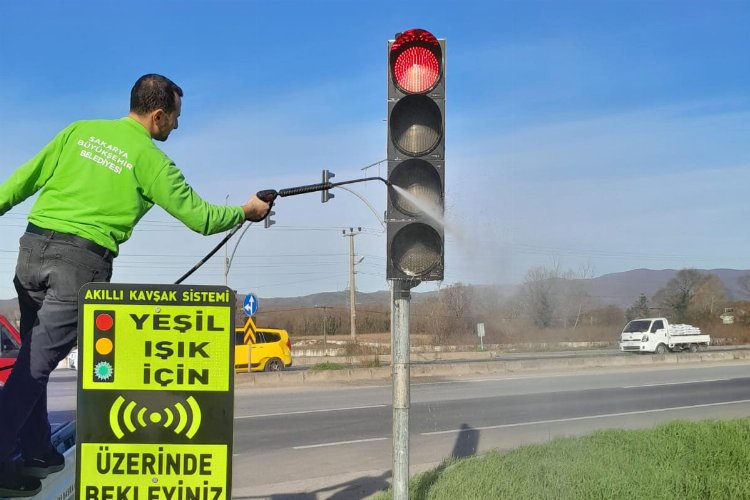 Sakarya’dan trafik ışıklarında temizlik mesaisi