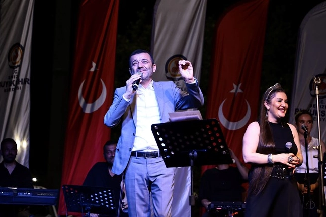 Konserde “Yalandan gülme” göndermesi