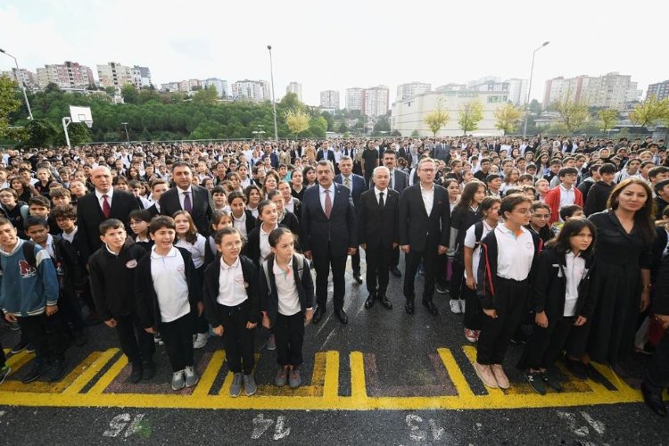 Bakan Tekin İstanbul’da bayrak törenine katıldı