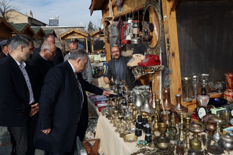 Kayseri Talas’ta antika pazarı ilgi çekiyor