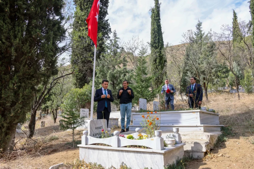 Vali Aygöl Şehit öğretmen Hayati Kapukaya’yı mezarı başında dualarla andı