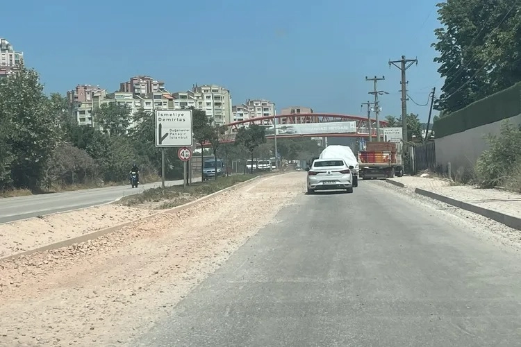 Bursa’da uyarı levhasız yol çalışması sürücüleri isyan ettiriyor