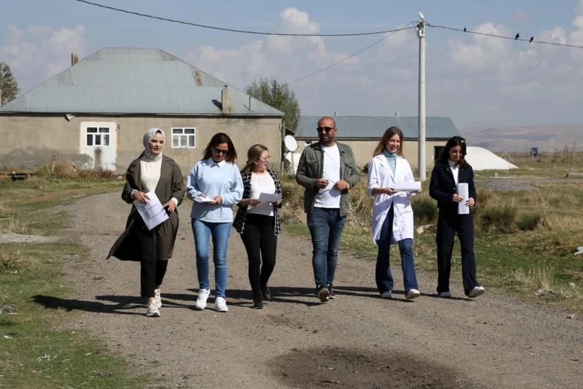 Muş’ta kız çocukları okusun diye sahadalar… Devamsız 4 kız öğrenci daha eğitime kazandırıldı