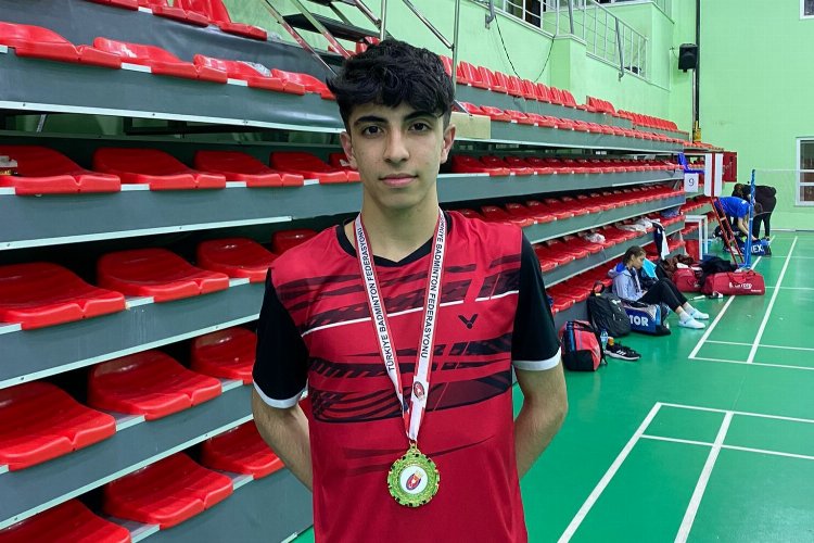 Osmangazili badmintoncudan altın madalya