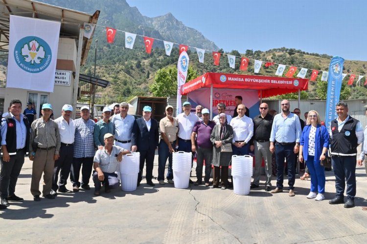 Manisa Şehzadeler’de 16 bin sepet dağıttı