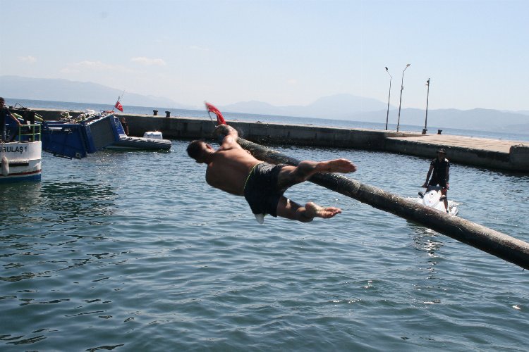 Kabotajın coşkusu… Mudanya’da yağlı direkte bayrak için yarıştılar