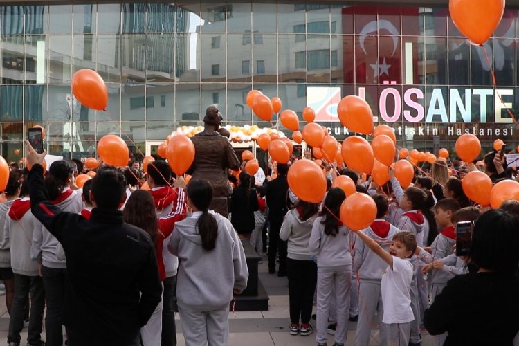 Lösemililere umut desteği… Turuncu balonlar gökyüzüne salındı