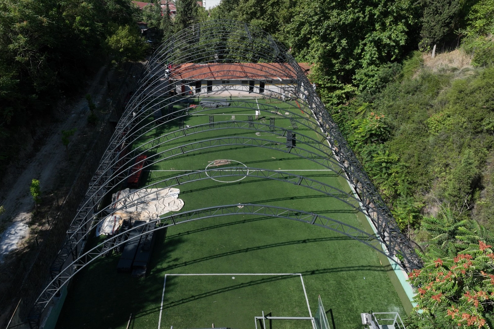 İzmit’te Turgut Mahallesi spor sahasının üstü kapatılıyor