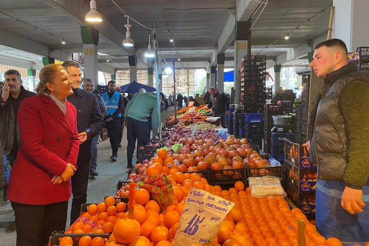 İzmit’te Başkan Hürriyet’ten pazar esnafına ‘hayırlı işler’