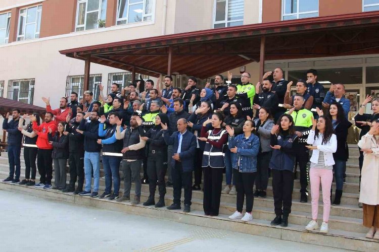 Hatay’da Türk Polisi’nden işaret dili ile İstiklal Marşı