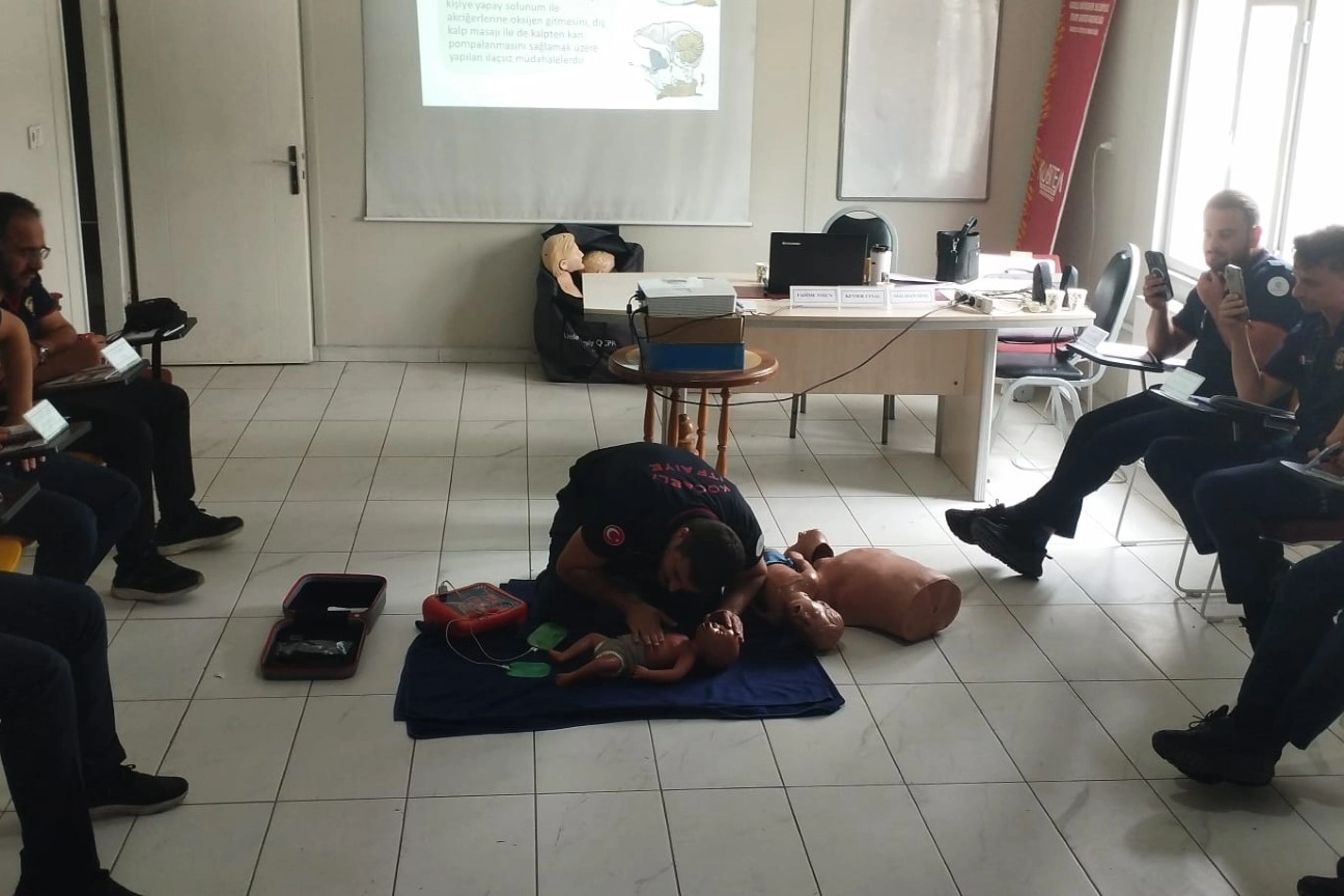 Kocaeli’de itfaiyeciler ilkyardım eğitimi aldı