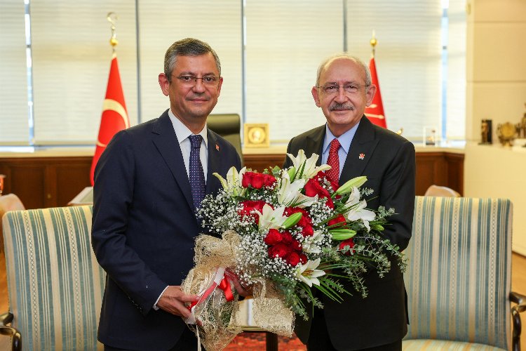 Kılıçdaroğlu koltuğu devretti! CHP’de tarihi gün!