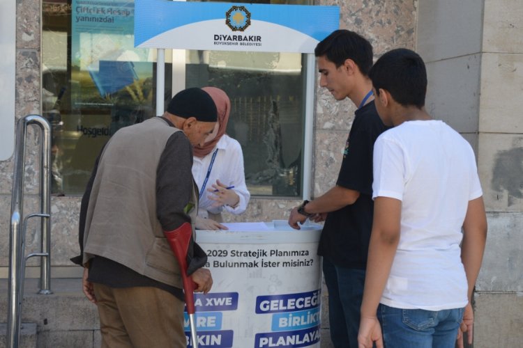 Diyarbakır Büyükşehir sokakta halkın taleplerini dinliyor