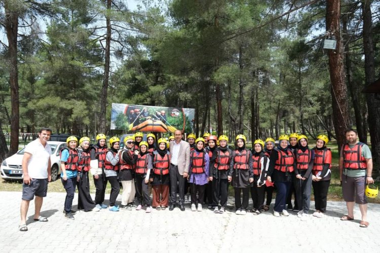 Orhaneli’nde liseli öğrenciler rafting yaptı 