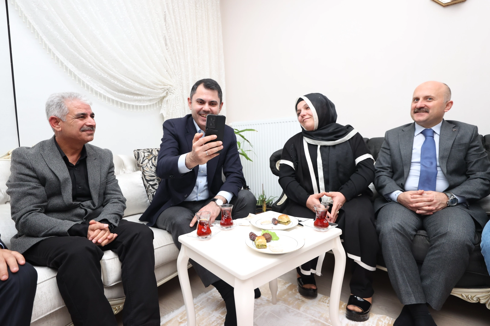 Adıyaman’da depremzede öğretmene ziyaret… Bakan Kurum: İnsan yetiştirmek daha değerli