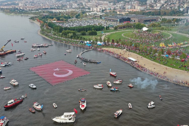 Kocaeli’de Cumhuriyet’e koştular… Bayrak açtılar