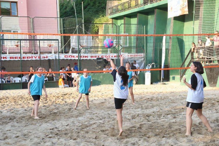 Gölcük’te plaj voleybolu başlıyor