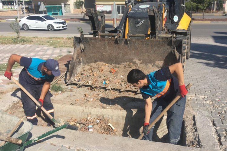 Manisa’da olası taşkınlara karşı ızgaralar temizleniyor