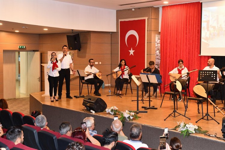 İzmir Çiğli’de bağlama kursiyerlerinden eşsiz konser