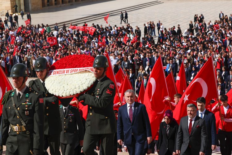 Bakan Bak gençlerle Anıtkabir’de