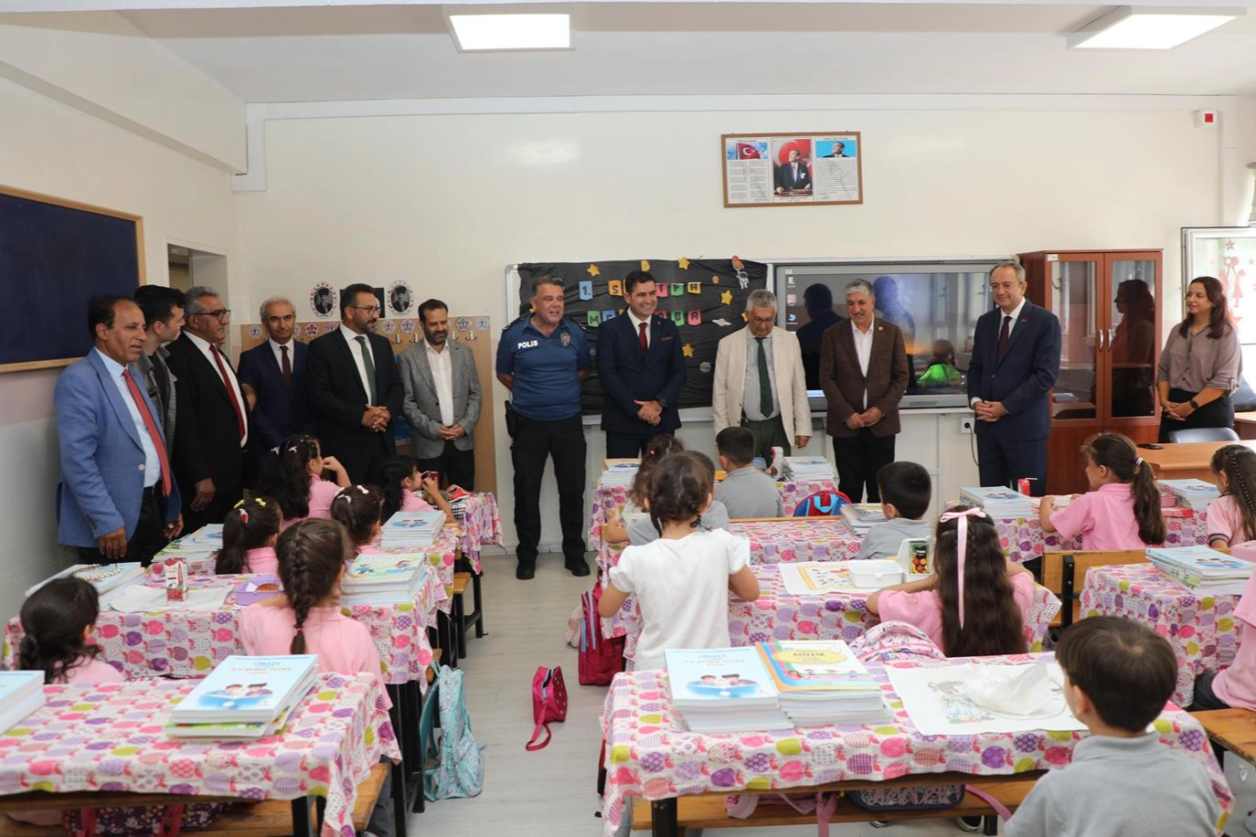 Başkan Ömeroğlu’ndan öğrencilere kırtasiye desteği