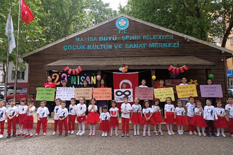 Manisa Büyükşehir’in minikleri 23 Nisan’ı kutladı