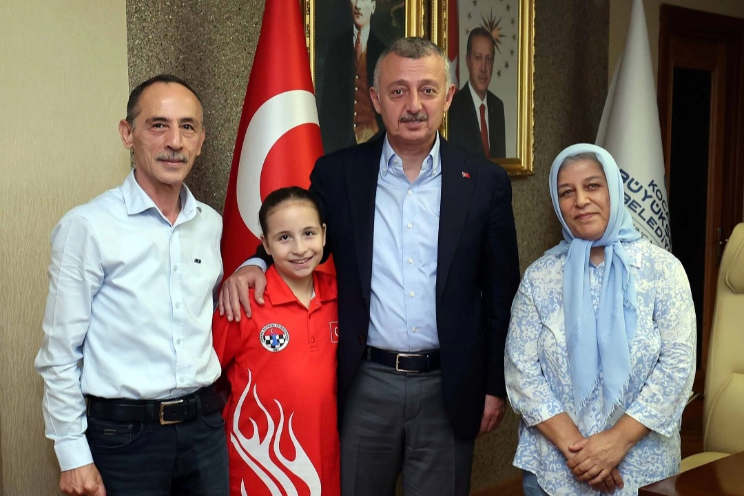 Kocaeli’de Başkan Büyükakın genç şampiyonla buluştu