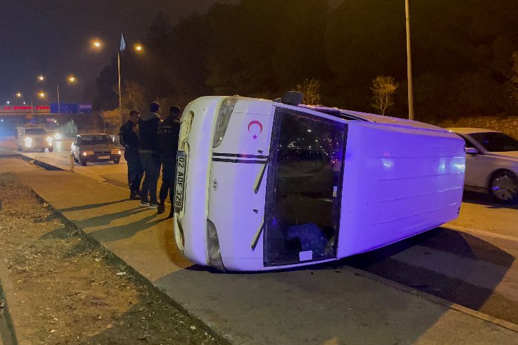 Adıyaman’da seyir halindeki minibüs takla attı!