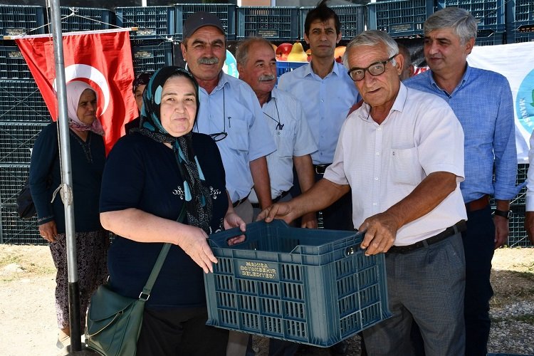 Manisa Büyükşehir’den Selendili üreticilerine kasa desteği