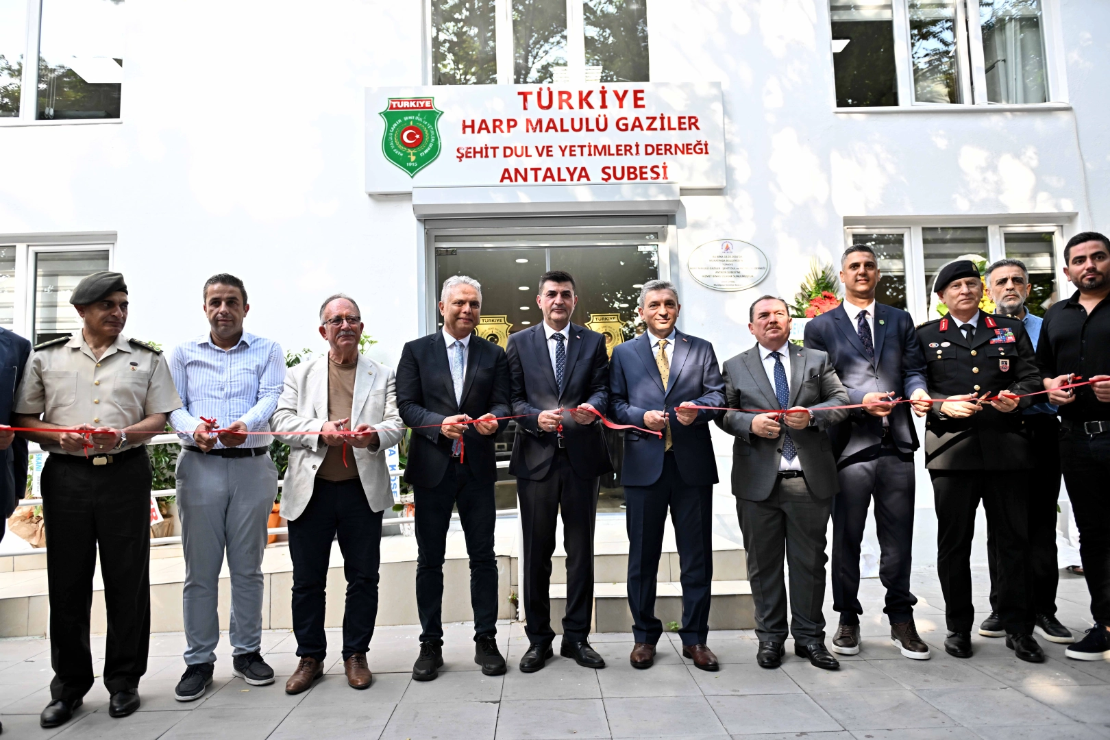 Muratpaşa’da yenilenen dernek binası açıldı