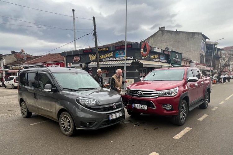 Pazaryeri’nde maddi hasarlı trafik kazası