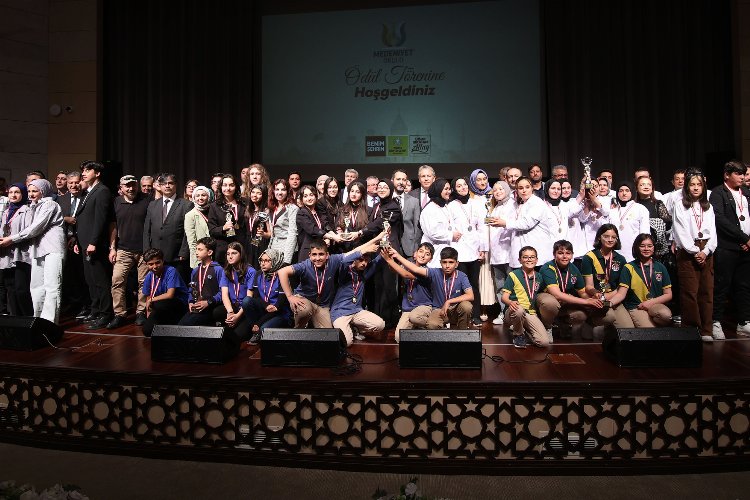 Konya’nın ‘Medeniyet’li öğrencilerine ödül