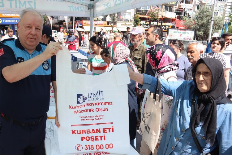 İzmit’te vatandaşlara kurban poşeti dağıtıldı