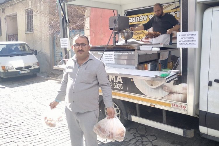 Depremzede esnaf “Bu gün kapalıyız” diyerek lokma dağıttı