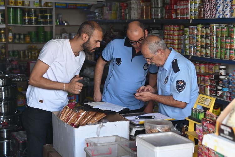 İzmir Karabağlar Zabıtası’ndan işyerlerine kapsamlı denetim