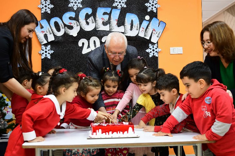 Karabağlar’da yeni yıl öncesi miniklere pastalı ziyareti