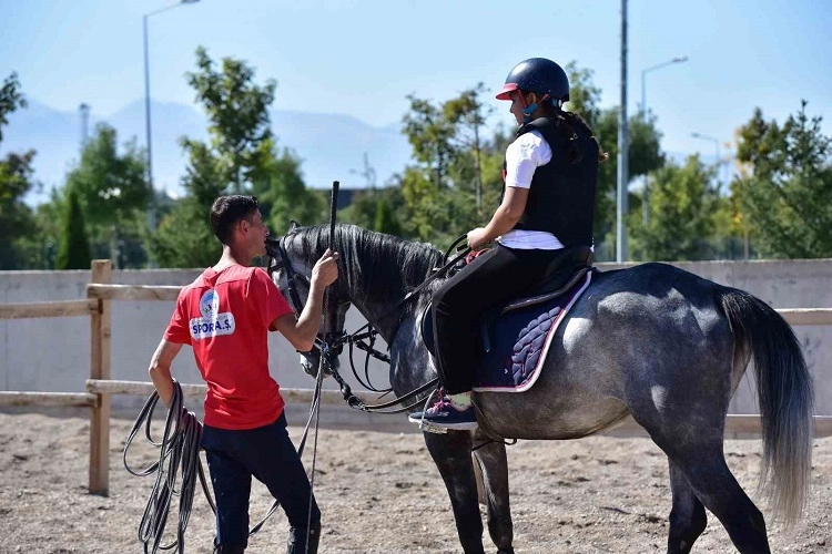 Kayseri Büyükşehir’den binicilik eğitimi