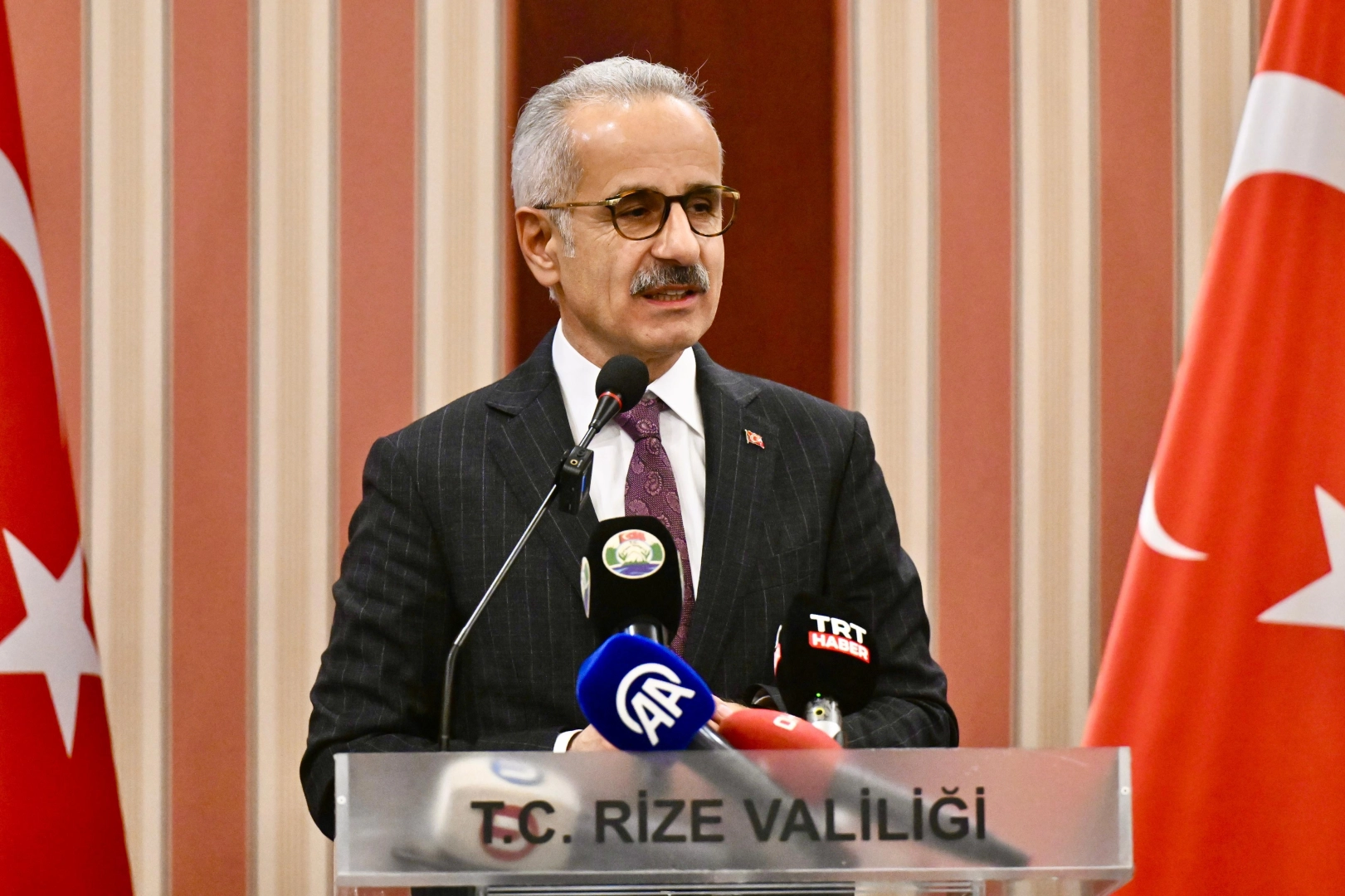 Bakan açıkladı… O havalimanının aydınlatma sistemi CAT-2’ye yükseltiliyor