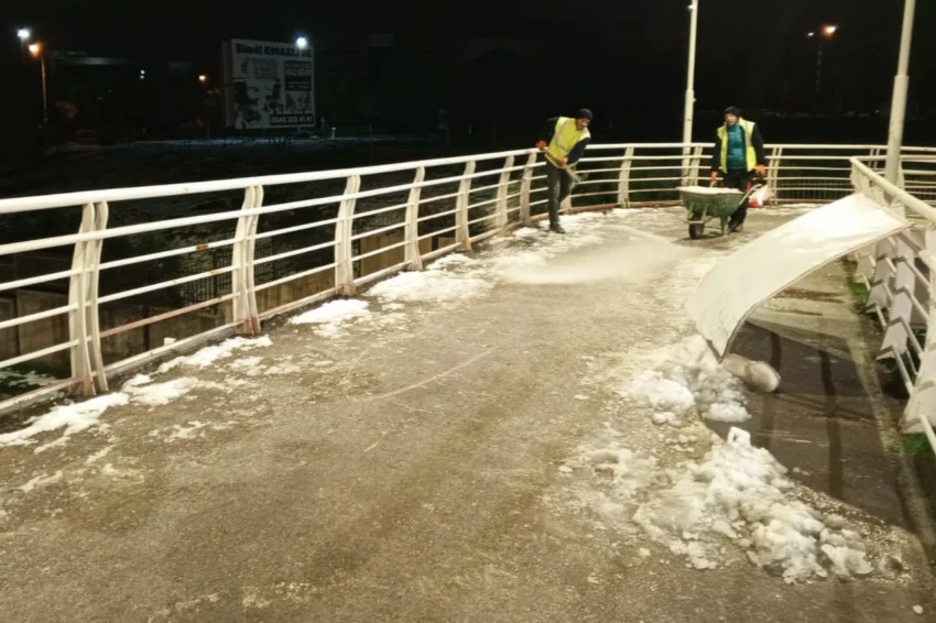 Kocaeli’nde üst geçitlere buzlanma müdahalesi