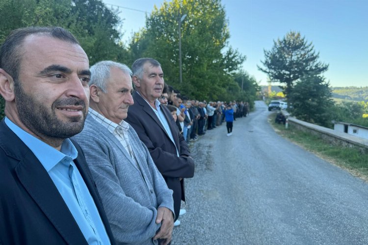 Bursa’da vatandaşlar bayram namazı sonrası mezarlıklara akın etti