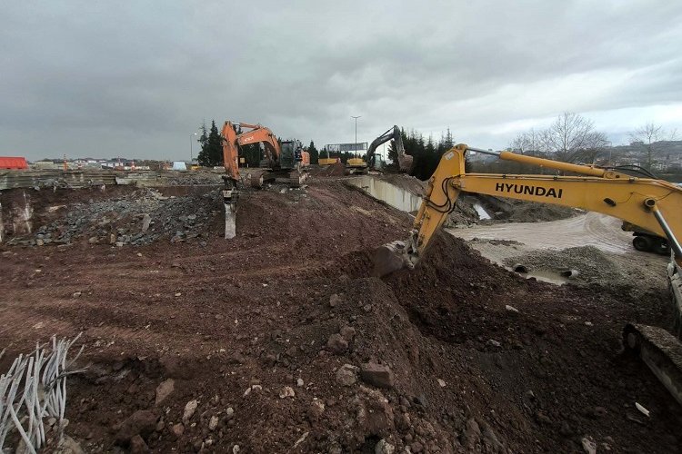 Kocaeli’nde TEM Otoyolu üzerindeki menfez yıkılıyor